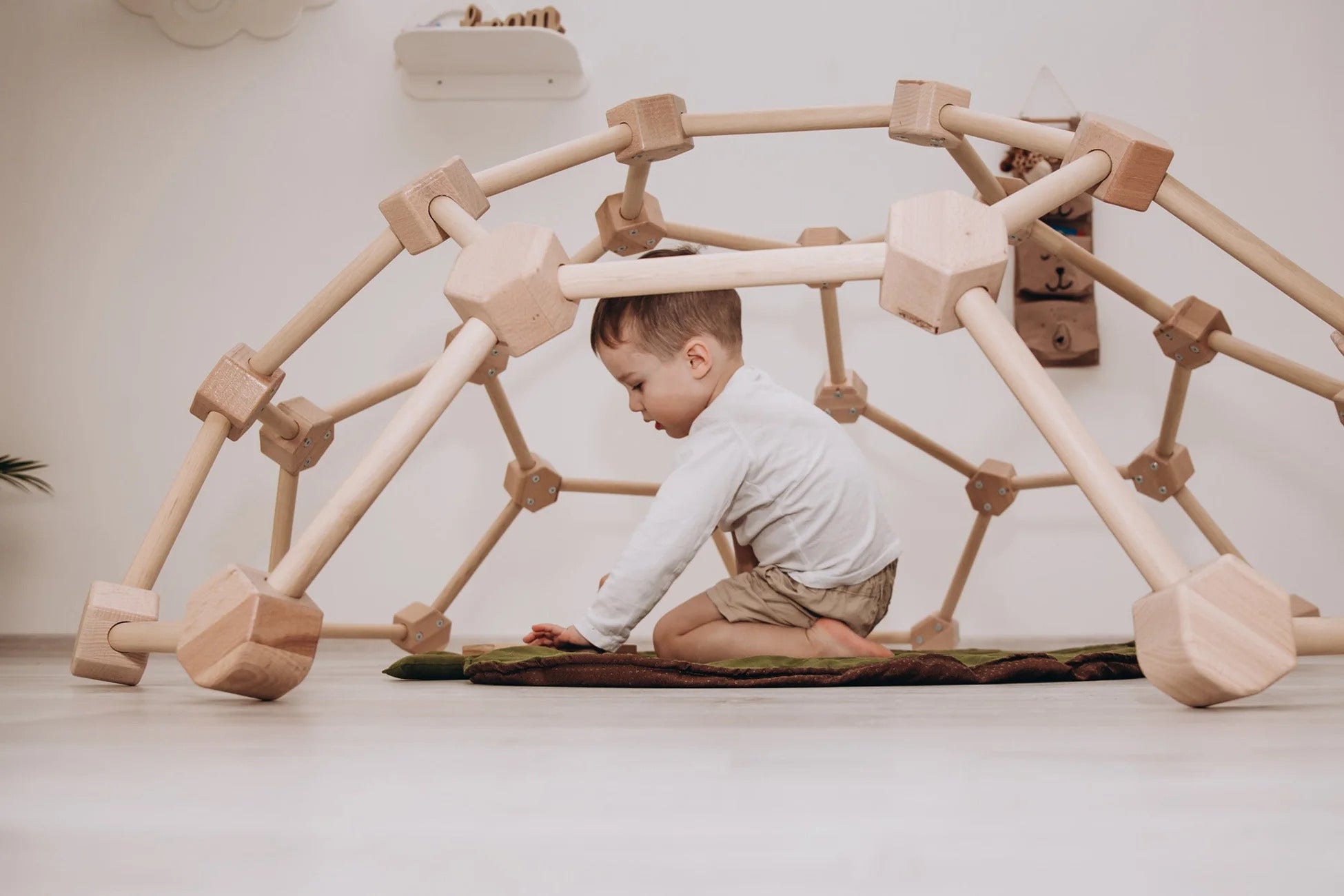 Spiel und Fitness vereinen: Klettern für Kinder mit der Holz-Kletterkuppel