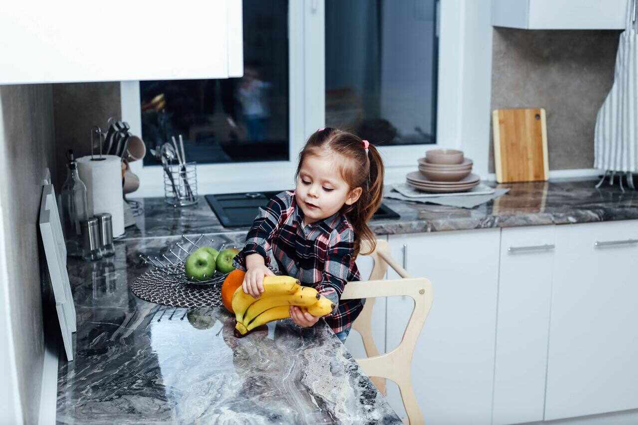 Praktische Fähigkeiten für Kinder in der Küche
