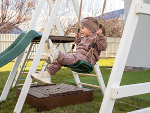 20 Montessori-inspirierte Spiele für draußen