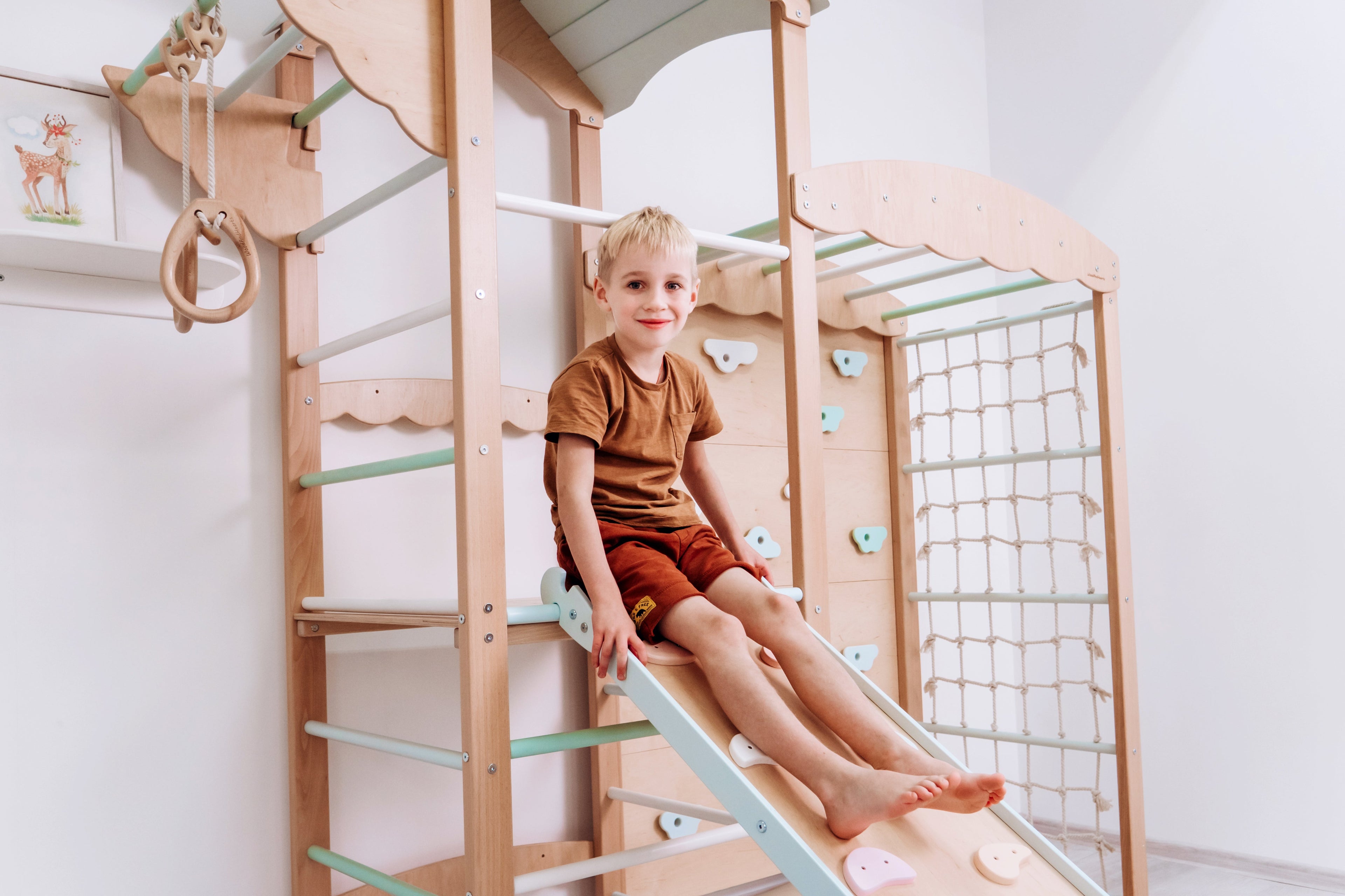 Wie man eine Spielzone im Haus mit Montessori-Kindermöbeln einrichtet