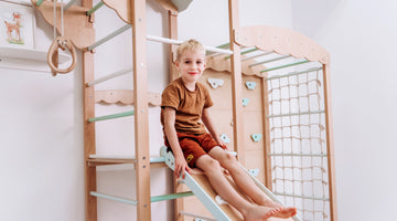 Wie man eine Spielzone im Haus mit Montessori-Kindermöbeln einrichtet