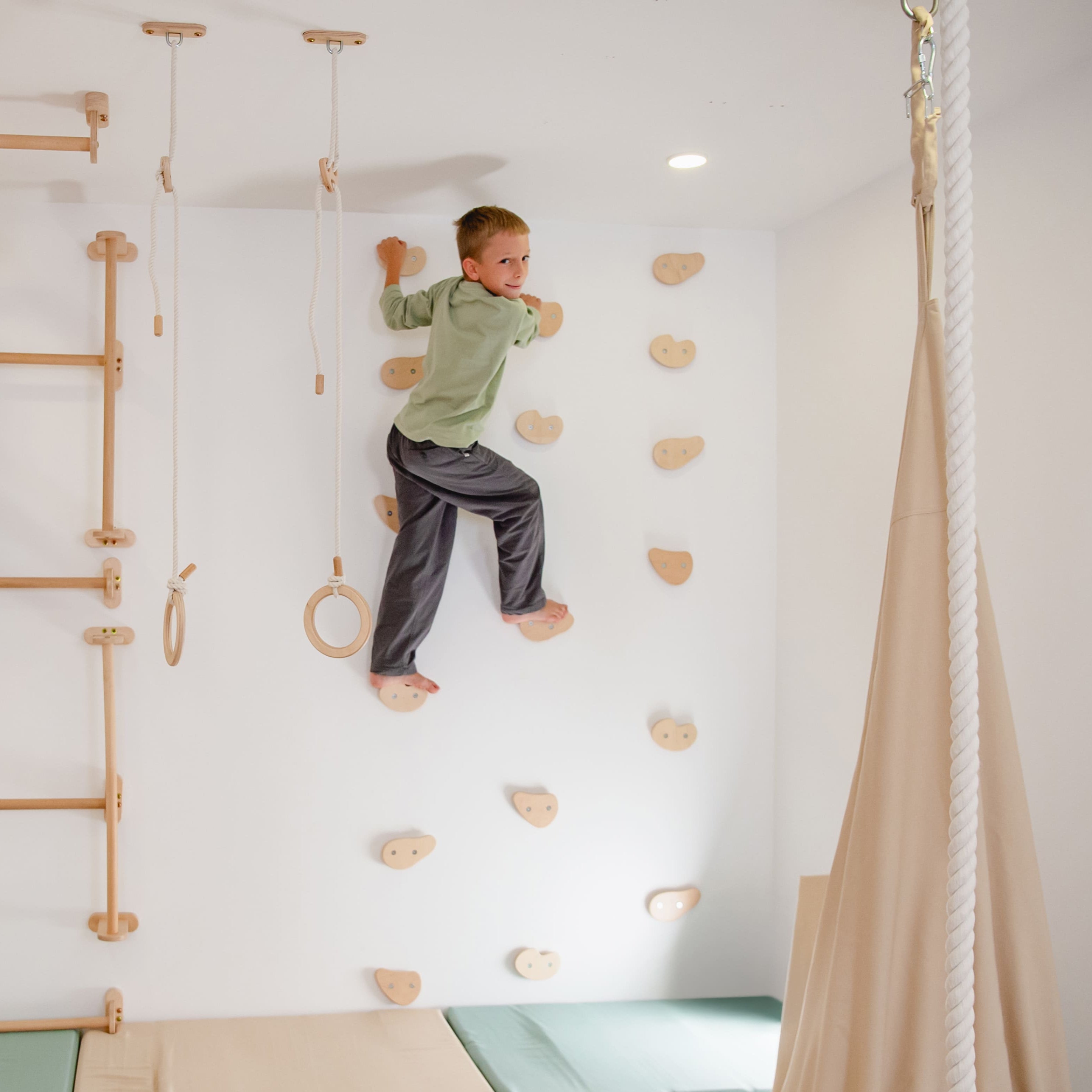 9-in-1 Indoor Spielplatz Set mit Kletterwand & Textil-Set