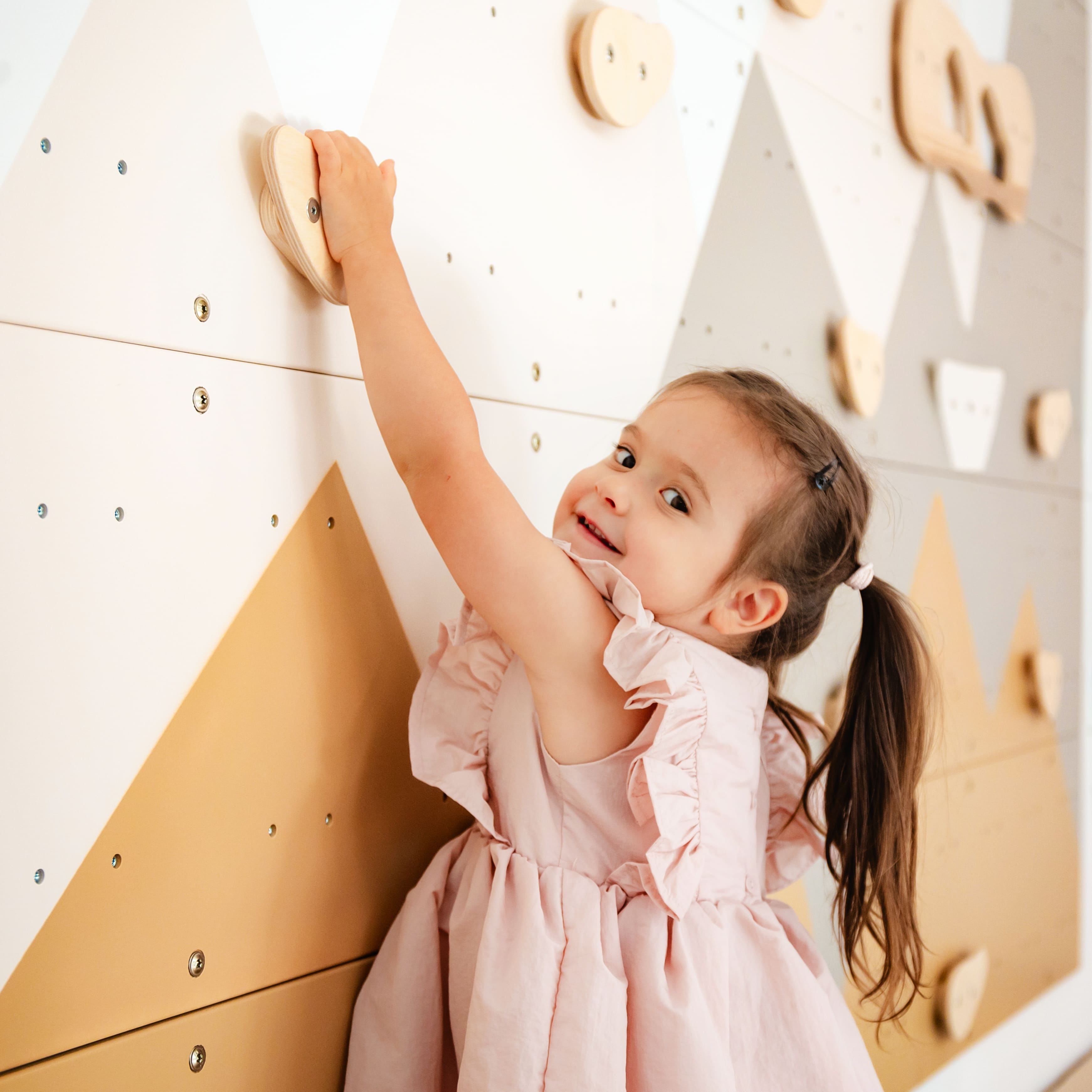 Kinderzimmer Kletterwand