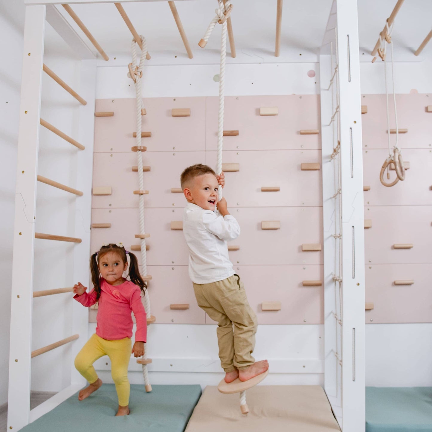 Kinderzimmer Turnwand