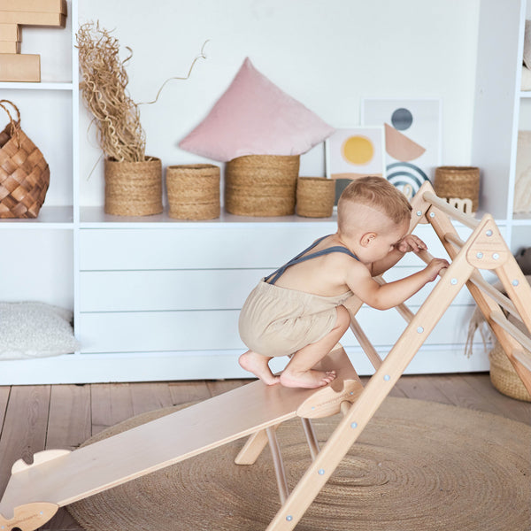 Montessori skandinavisch Set von zwei Holzartikeln: Kletterdreieck + Rutsche, Naturholz