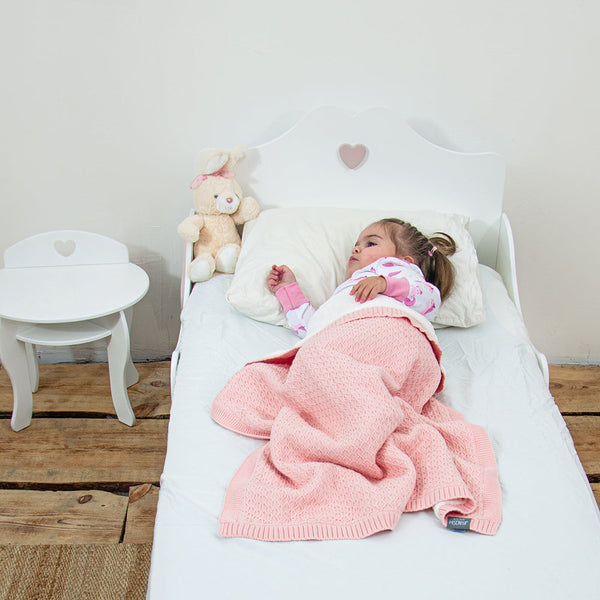 Holzbabybett für Kinderzimmer aus der Engel Furniture Collection