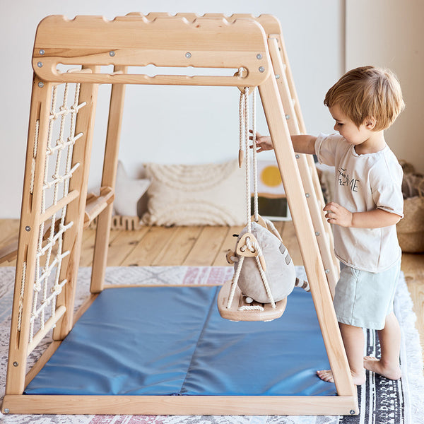 Holzkletterspielplatz: Rampe, Kletterseil, Affenstangen, Turnringe, Kinderschwung, Spielmatte