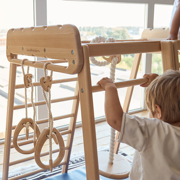 Holzkletterspielplatz: Rampe, Kletterseil, Affenstangen, Turnringe, Kinderschwung, Spielmatte