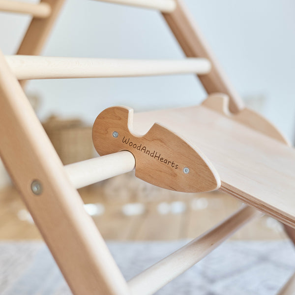Montessori skandinavisches Set aus zwei Holzartikeln: Kletterdreieck + Rutsche, Naturholz