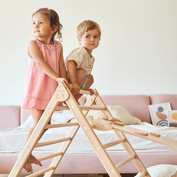 Montessori skandinavisches Set aus zwei Holzartikeln: Kletterdreieck + Rutsche, Naturholz