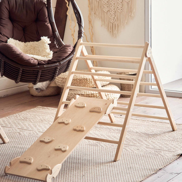 Montessori skandinavisches Set aus zwei Holzartikeln: Kletterdreieck + Rutsche, Naturholz