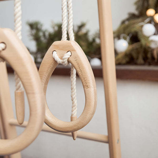 Holzkletterspielplatz: Rampe, Kletterseil, Affenstangen, Turnringe, Kinderschwung, Spielmatte